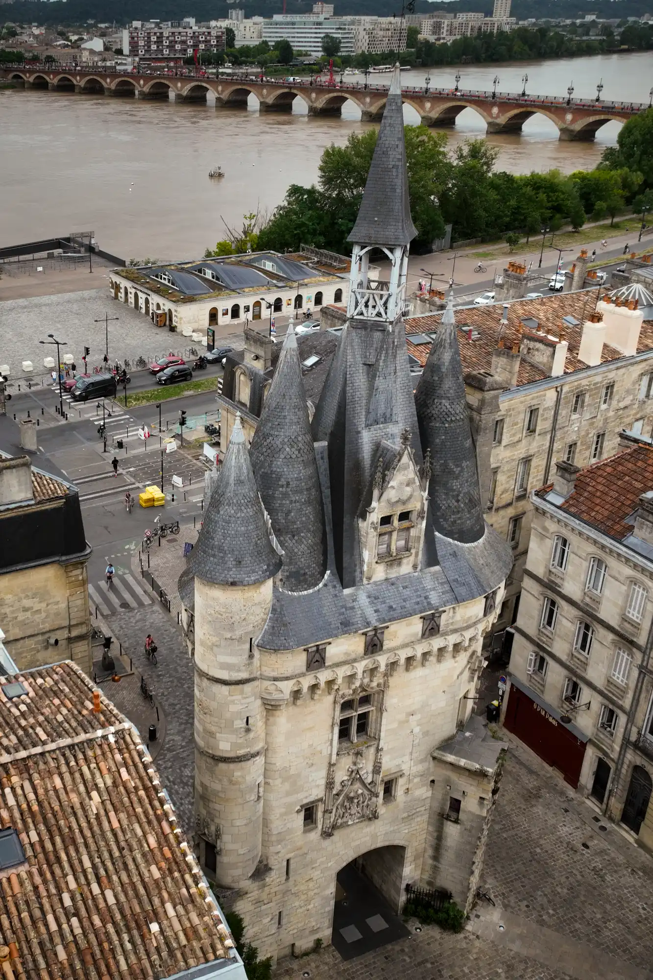 Vue aérienne par drone de la Porte Cailhau et du pont de pierre à Bordeaux