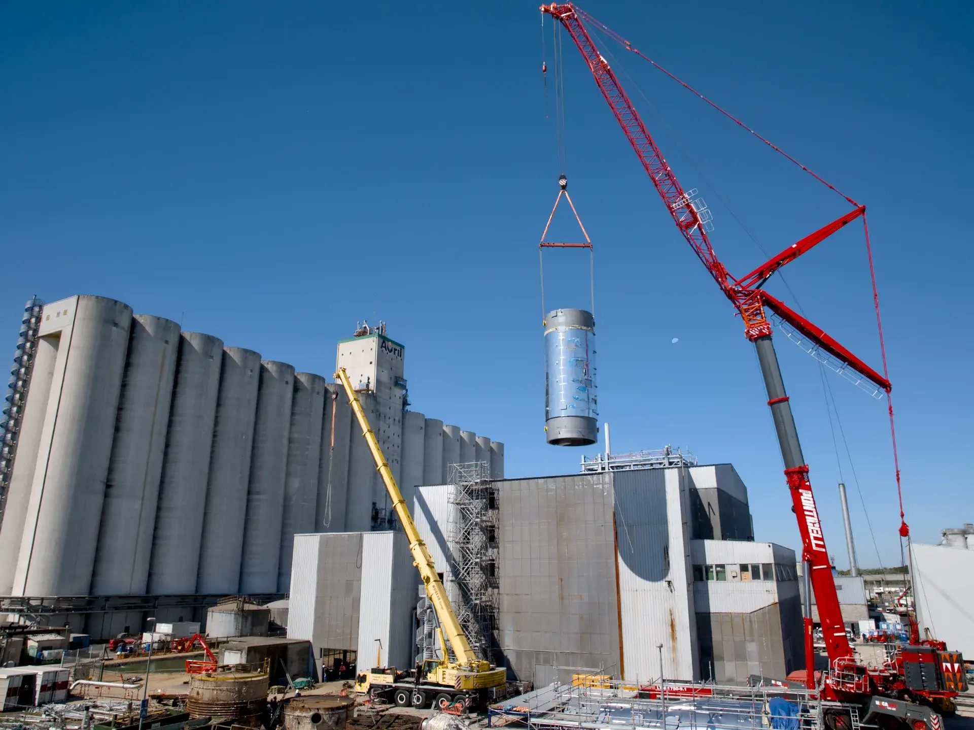 Levage exceptionnel à la grue 800 tonnes sur le site Saipol de Bassens, filmé par drone