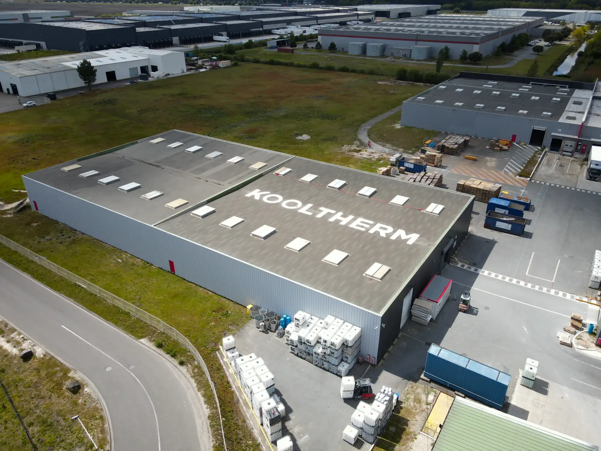 Site industriel en activité photographié par drone en Gironde