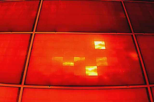 Thermographie aérienne révélant un hot spot sur des panneaux photovoltaïques en Gironde